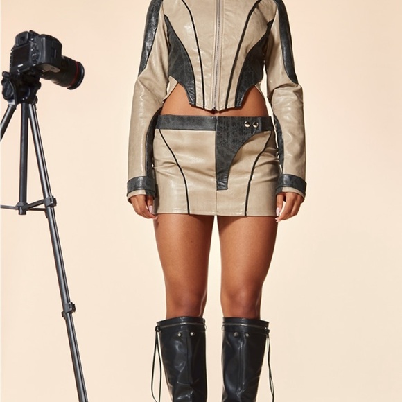 Pretty Little Thing Label Black Contrast Panel Detail Faux Leather Mini Skirt - Picture 6 of 6